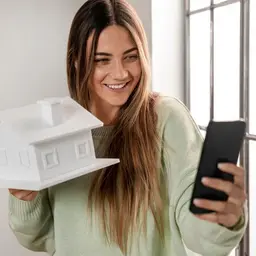 Celular, computador e documentos digitais sendo analisados para preservação de prova