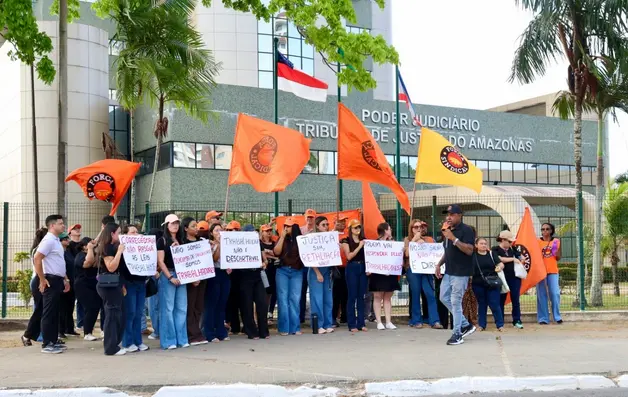 Trabalhadores protestam em frente ao TJAM e cobram direitos após demissões em cartório Trabalhadores protestam em frente ao TJAM e cobram direitos após demissões em cartório
