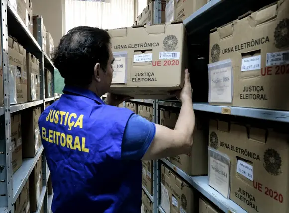 Cartório começa preparação das urnas eletrônicas em Canoas Cartório começa preparação das urnas eletrônicas em Canoas