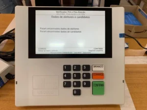 Cartório eleitoral de Caxias encerra o processo de carga e lacração das urnas eletrônicas para o primeiro turno | Radio Caxias 93.5 FM Cartório eleitoral de Caxias encerra o processo de carga e lacração das urnas eletrônicas para o primeiro turno | Radio Caxias 93.5 FM