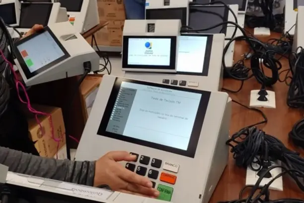 Cartório Eleitoral de Palmas inicia carga e lacração de urnas para as eleições Cartório Eleitoral de Palmas inicia carga e lacração de urnas para as eleições