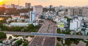 Apesar de ter um contrato autenticado em cartório, uma mulher na cidade de Ho Chi Minh teve que devolver uma casa mesmo depois de ter pago 2,3 bilhões de VND por ela. Apesar de ter um contrato autenticado em cartório, uma mulher na cidade de Ho Chi Minh teve que devolver uma casa mesmo depois de ter pago 2,3 bilhões de VND por ela.