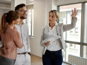 Pessoa analisando certidões de ascendentes para acrescentar sobrenome de família