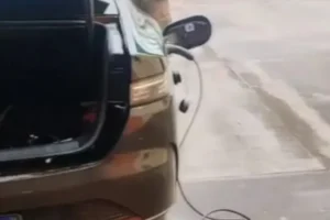 Carro elétrico do TRE-PR fornece energia a cartório eleitoral sem luz no Paraná Carro elétrico do TRE-PR fornece energia a cartório eleitoral sem luz no Paraná