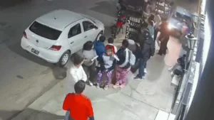 Carro avança sobre grupo em frente a cartório e deixa 13 feridos Carro avança sobre grupo em frente a cartório e deixa 13 feridos