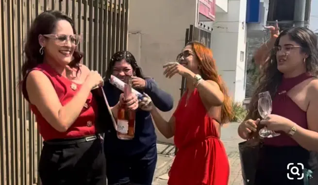 ‘Festa de divórcio’: amigas esperam mulher com champanhe na porta de cartório do TO; vídeo viraliza ‘Festa de divórcio’: amigas esperam mulher com champanhe na porta de cartório do TO; vídeo viraliza