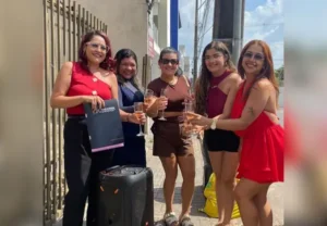 Mulher comemora divórcio com espumante e música na saída de cartório | G1 Mulher comemora divórcio com espumante e música na saída de cartório | G1
