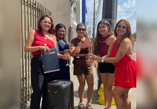 Mulher comemora divórcio com espumante e música na saída de cartório | G1 Mulher comemora divórcio com espumante e música na saída de cartório | G1