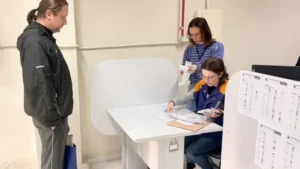 Primeiras urnas de Caxias chegam ao cartório, e apuração local deve terminar em duas horas Primeiras urnas de Caxias chegam ao cartório, e apuração local deve terminar em duas horas