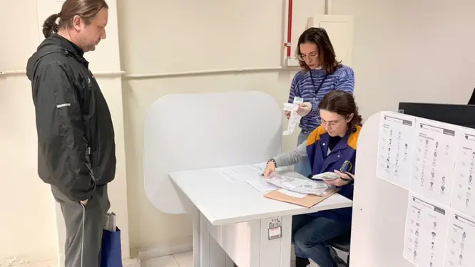 Primeiras urnas de Caxias chegam ao cartório, e apuração local deve terminar em duas horas Primeiras urnas de Caxias chegam ao cartório, e apuração local deve terminar em duas horas